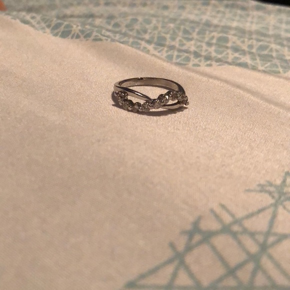 Infinity ring. - Picture 2 of 2